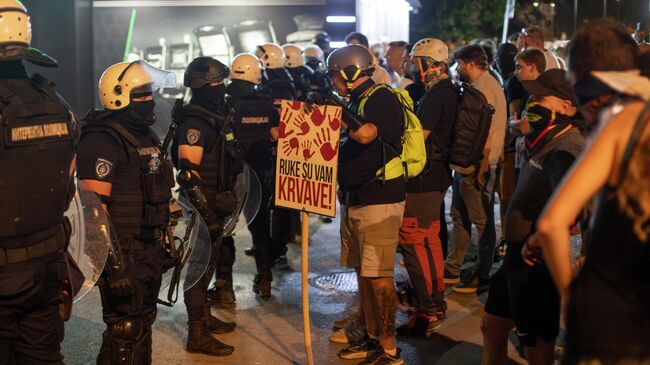 Сотрудники полиции и протестующие в городе Нови-Сад, Сербия. 13 августа 2025 Сотрудники полиции и протестующие в городе Нови-Сад, Сербия. 13 августа 2025