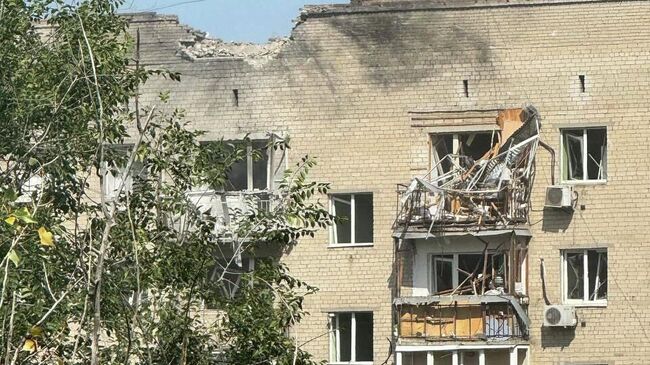 Последствия удара беспилотника по жилому дому в Ростове-на-Дону