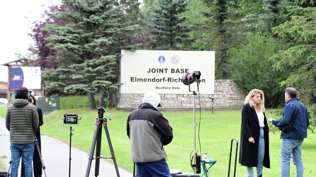 Журналисты у военной базы США Эльмендорф-Ричардсон в Анкоридже на Аляске