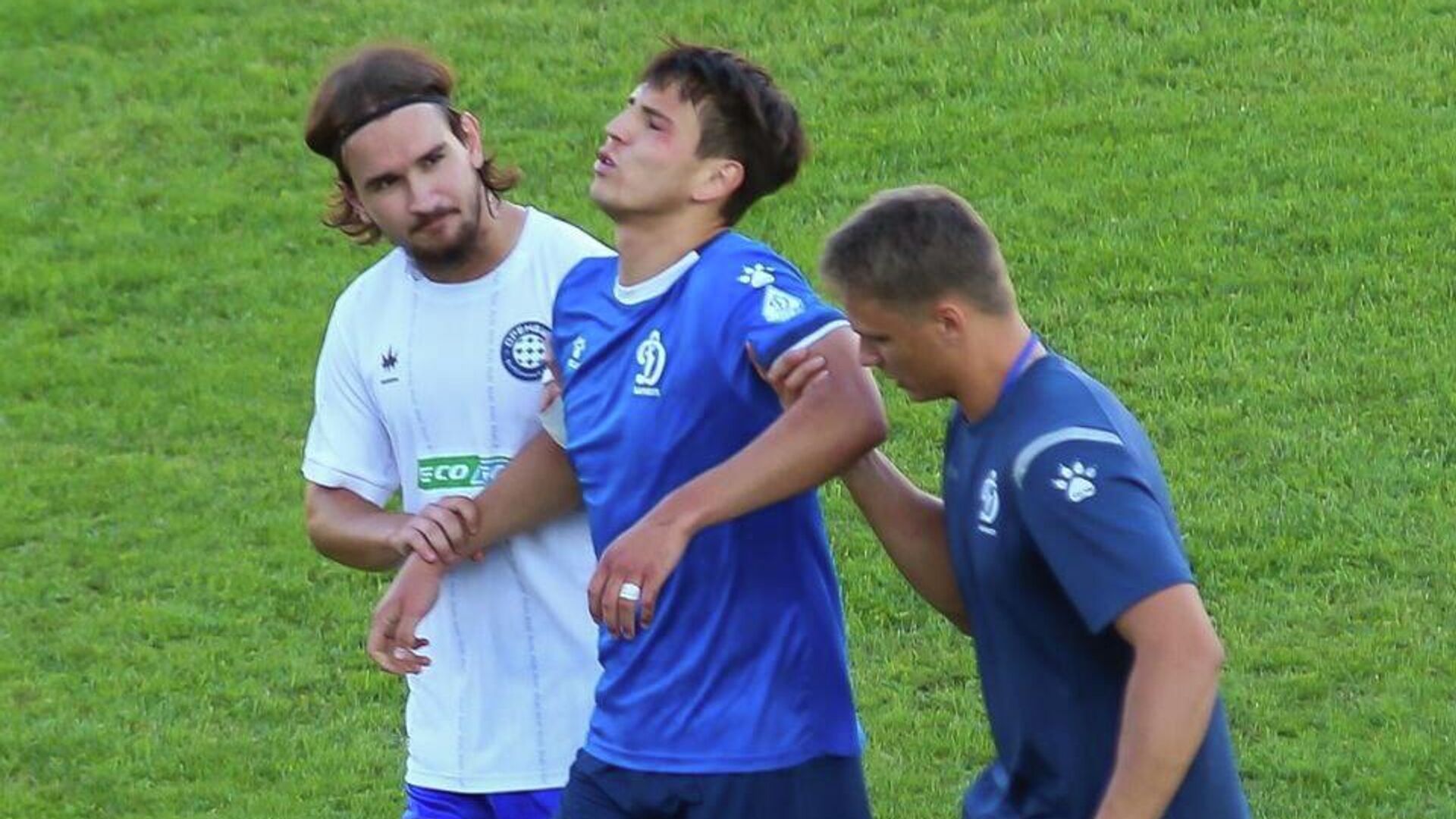 Нападающий Динамо-Барнаул Кирилл Могель, после неудачного приземления в матче со вторым Оренбургом - РИА Новости, 1920, 14.08.2025