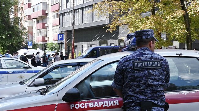 Сотрудник Росгвардии у жилого дома в Ростове-на-Дону, подвергшегося атаке беспилотника ВСУ