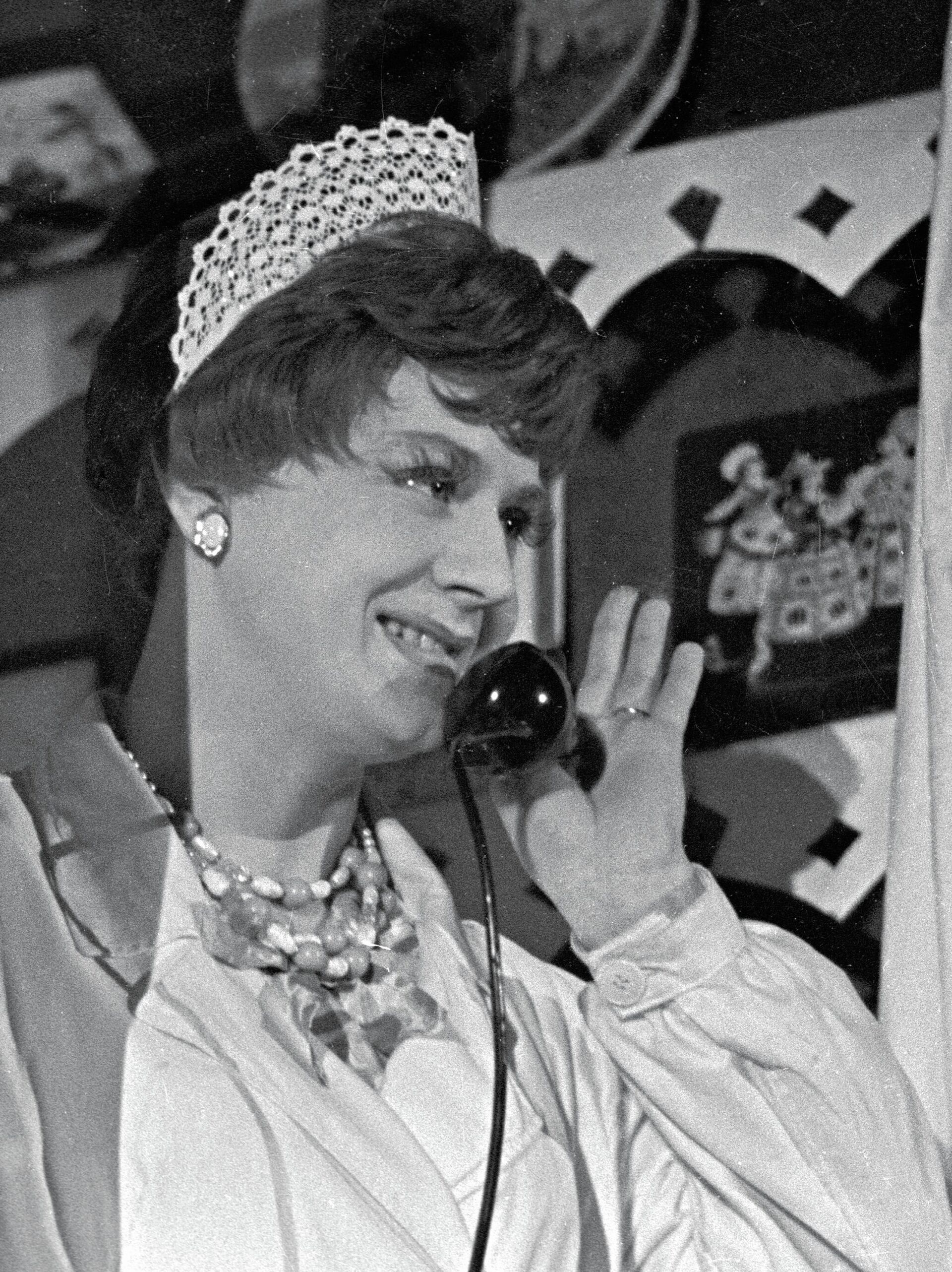 Артист Олег Табаков в роли заведующей буфетом Клавдии Ивановны в сатирической фантазии В. Аксенова Всегда в продаже в постановке Московского театра-студии Современник - РИА Новости, 1920, 04.11.2025