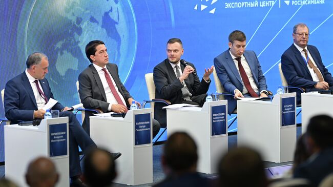 Пленарное заседание в рамках окружного совещания по вопросам реализации национального проекта Международная кооперация и экспорт в Омске