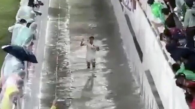 Футболист юниорской сборной Индонезии Мирзула Фирджатуллах провалился в ров между полем и трибунами на стадионе в Делисерданге. Кадр видео из соцсетей