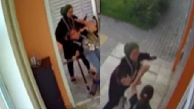 Женщина у подъезда дома в Балашихе наносит удары девочке по голове. Кадры видео