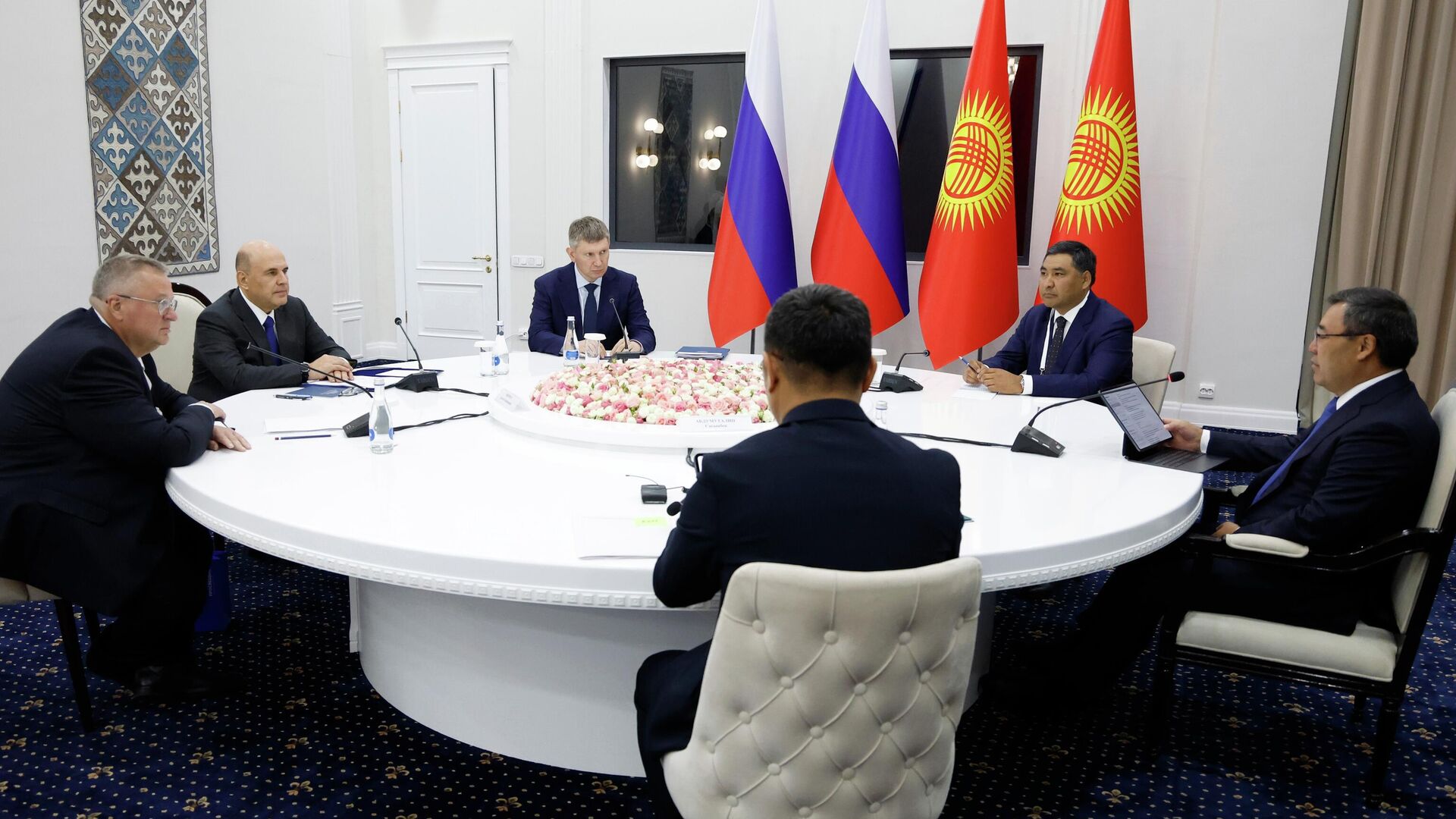 Председатель правительства РФ Михаил Мишустин и президент Киргизии Садыр Жапаров во время встречи в Чолпон-Ата. 14 августа 2025 - РИА Новости, 1920, 14.08.2025