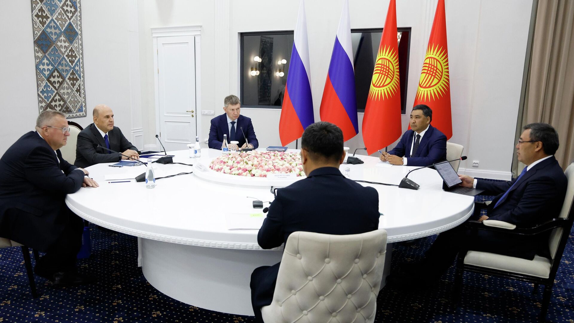 Председатель правительства РФ Михаил Мишустин и президент Киргизии Садыр Жапаров во время встречи в Чолпон-Ата. 14 августа 2025 - РИА Новости, 1920, 14.08.2025