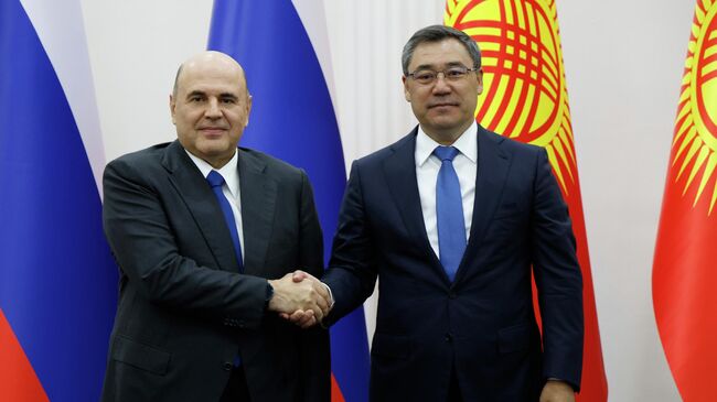 Председатель правительства РФ Михаил Мишустин и президент Киргизии Садыр Жапаров во время совместного фотографирования в Чолпон-Ата. 14 августа 2025