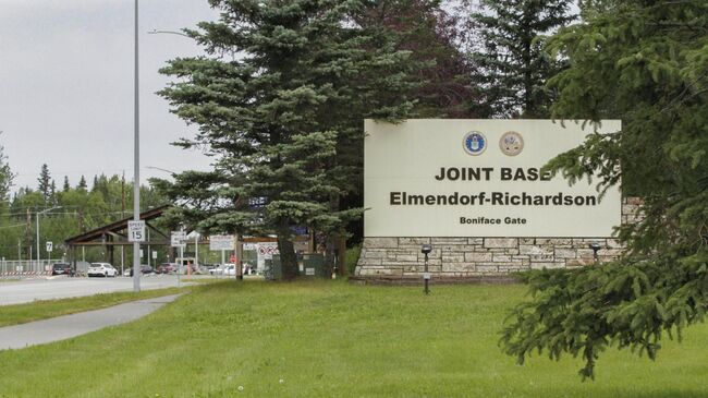 Знак на въезде на объединенную базу Элмендорф-Ричардсон в Анкоридже, Аляска,