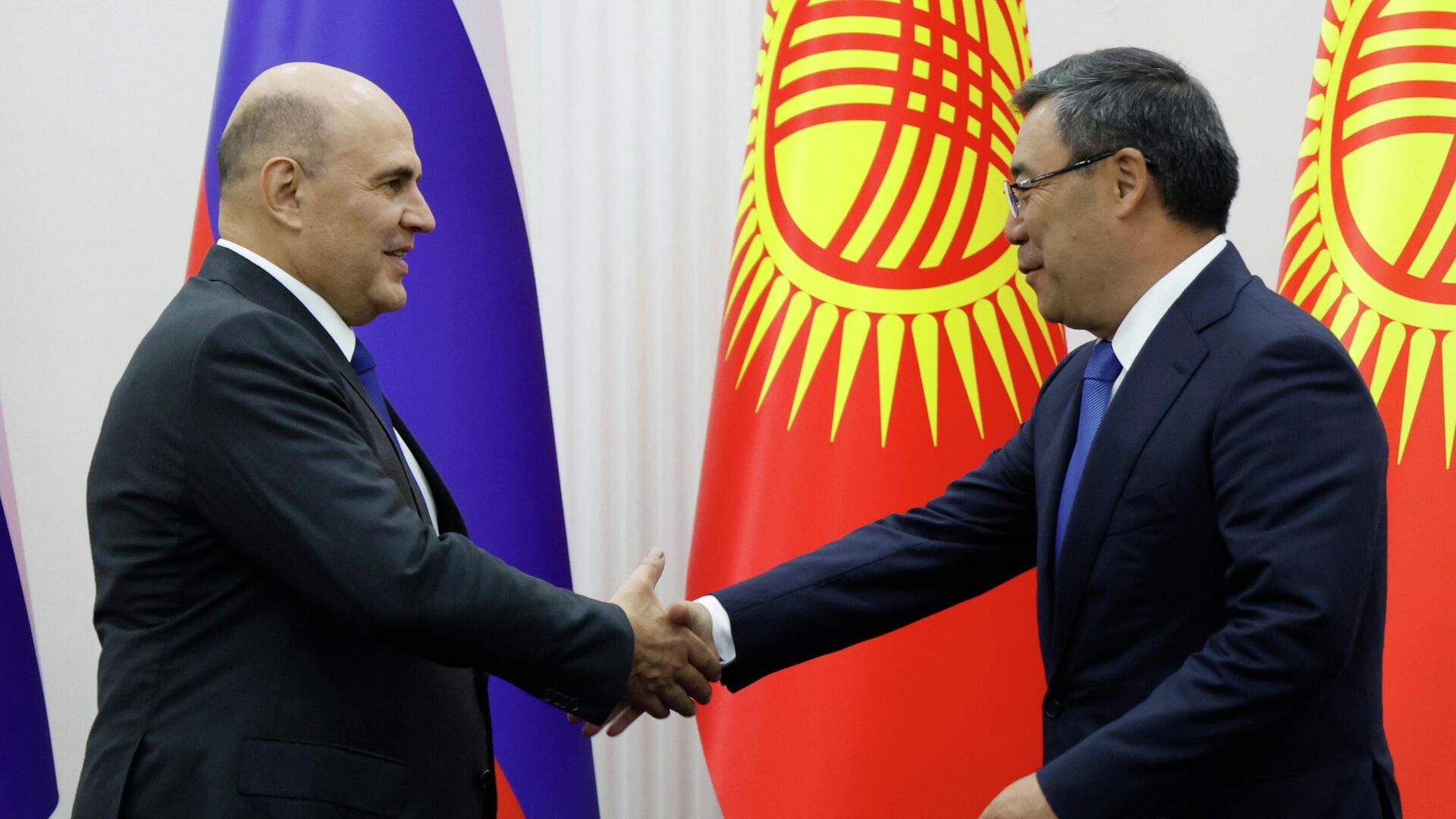 Председатель правительства РФ Михаил Мишустин и президент Киргизии Садыр Жапаров во время встречи в Чолпон-Ата. 14 августа 2025 - РИА Новости, 1920, 14.08.2025