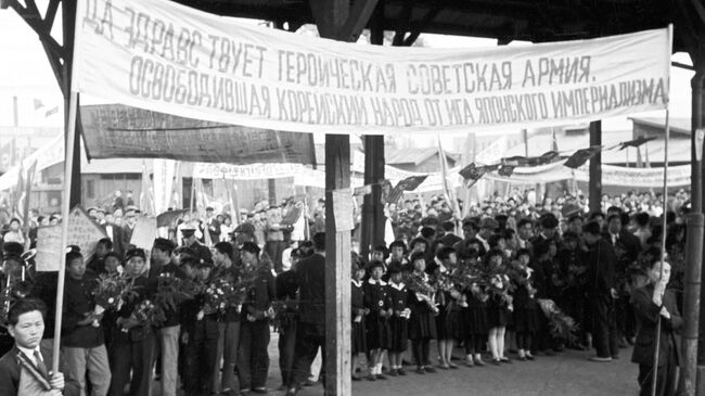 Многотысячный митинг населения Пхеньяна, собравшегося на городском вокзале для проводов частей Советской Армии, участвовавших в освобождении Северной Кореи от японской императорской армии.