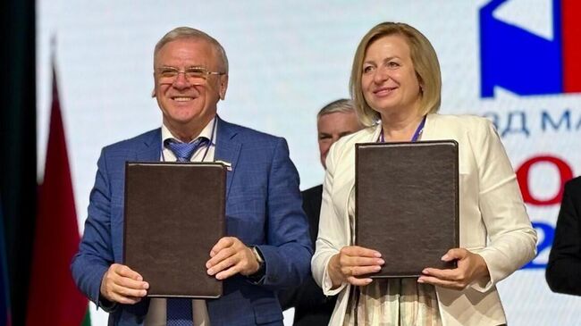 Председатель законодательного собрания Нижегородской области Евгений Люлин и председатель Гродненского областного совета депутатов Елена Пасюта на Съезде малых городов в Мостах Председатель законодательного собрания Нижегородской области Евгений Люлин и председатель Гродненского областного совета депутатов Елена Пасюта на Съезде малых городов в Мостах