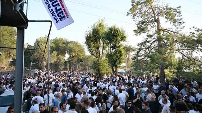 Сторонники предпринимателя, владельца компании Ташир Групп Самвела Карапетяна у здания суда в Ереване