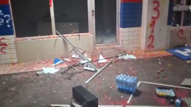 Разгромленный офис правящей Сербской прогрессивной партии в Нови-Саде  Разгромленный офис правящей Сербской прогрессивной партии в Нови-Саде