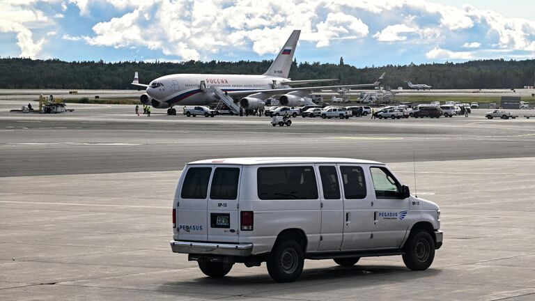 Самолет Ил-96-300 специального летного отряда Россия в аэропорту Анкориджа