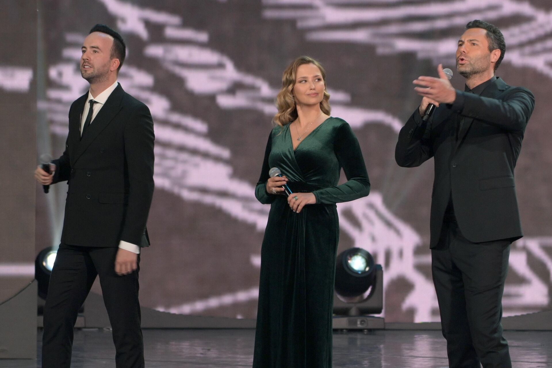 Певец Эмиль Кадыров, актриса Аглая Шиловская и певец Евгений Кунгуров выступают на музыкально-театрализованном представлении Люди, люди – высокие звезды… Певец Эмиль Кадыров, актриса Аглая Шиловская и певец Евгений Кунгуров выступают на музыкально-театрализованном представлении Люди, люди – высокие звезды… - РИА Новости, 1920, 30.08.2025