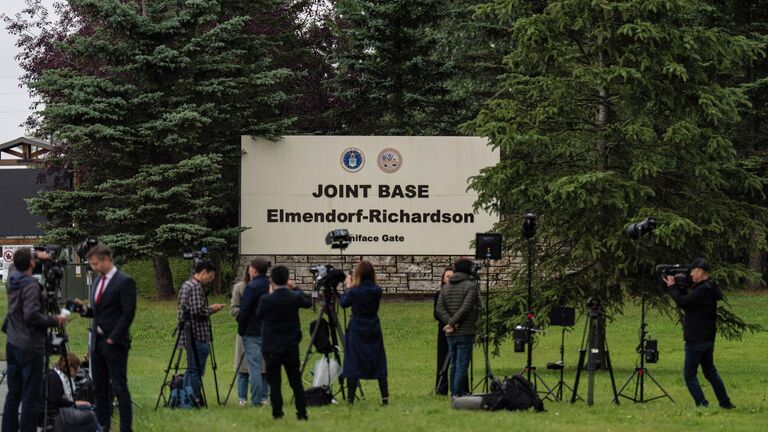 Журналисты у военной базы США Эльмендорф-Ричардсон (JBER) в Анкоридже, штат Аляска 