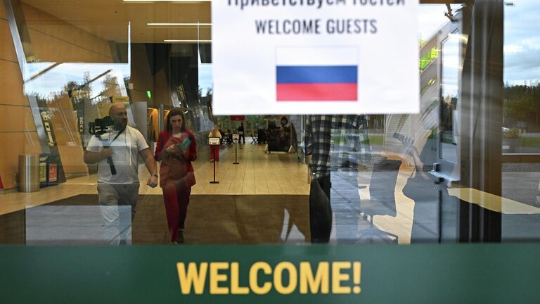 Журналисты кремлевского пула на спортивной арене Airlines Center готовятся к российско-американским переговорам