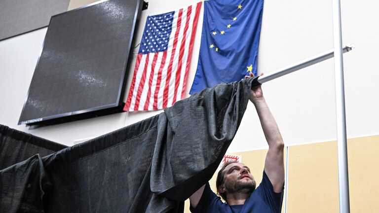 Журналист кремлевского пула на спортивной арене Airlines Center готовится к российско-американским переговорам