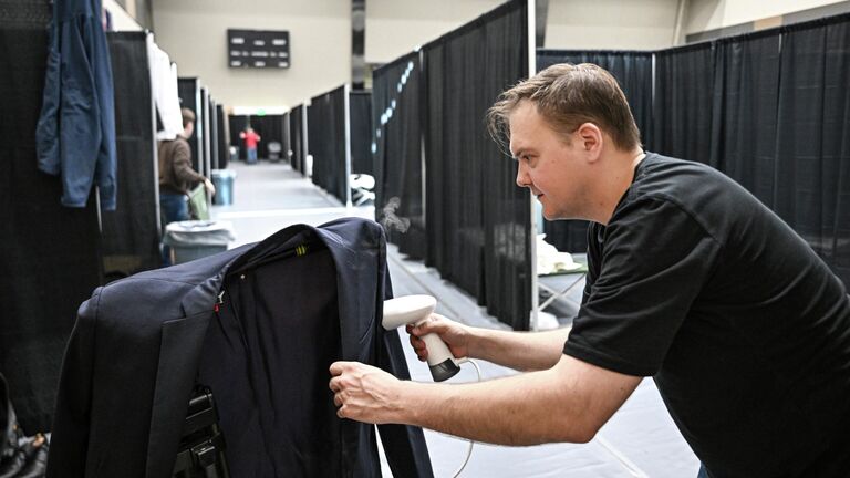 Журналист кремлевского пула на спортивной арене Airlines Center готовится к российско-американским переговорам