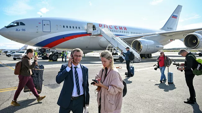Самолет Ил-96-300 специального летного отряда Россия, вылетевший из московского аэропорта Внуково, прибыл в Международный аэропорт Анкориджа имени Теда Стивенса