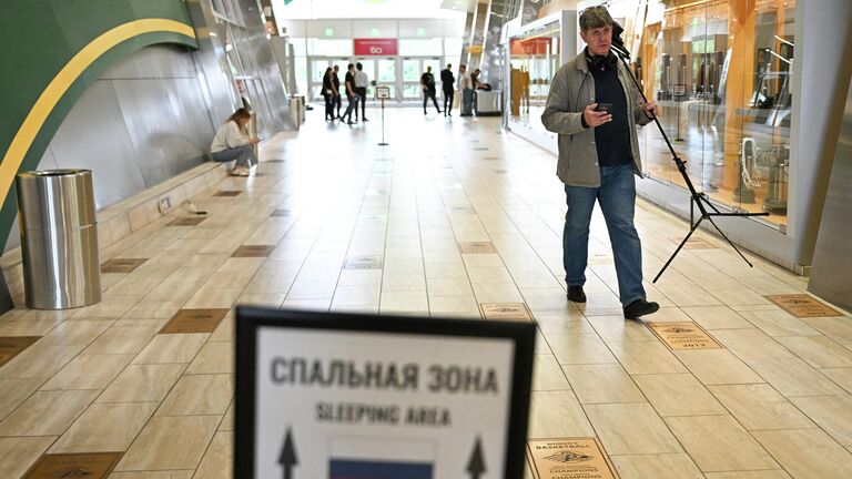 Журналист кремлевского пула на спортивной арене Airlines Center, где представители СМИ готовятся к российско-американским переговорам