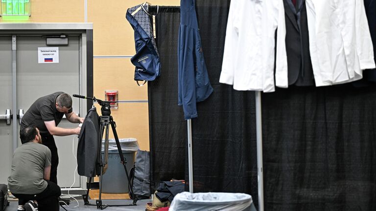 Журналисты кремлевского пула на спортивной арене Airlines Center готовятся к российско-американским переговорам