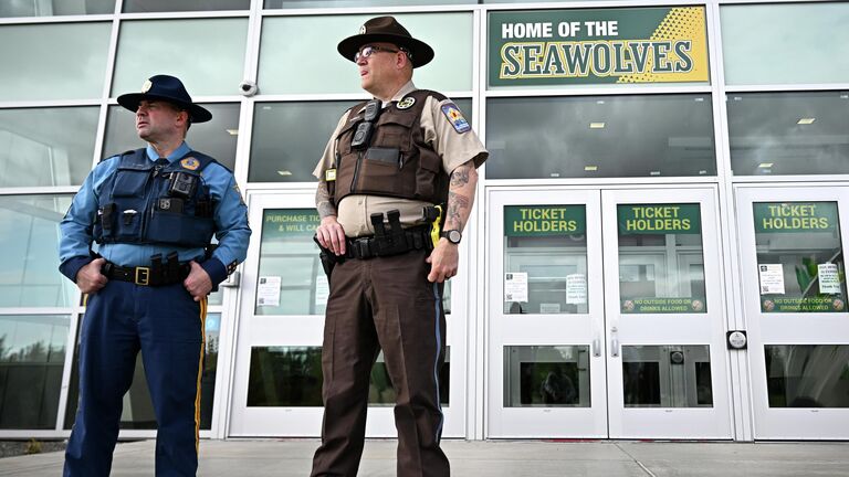 Сотрудники правоохранительных органов у спортивной арены Airlines Center, где журналисты кремлевского пула готовятся к российско-американским переговорам