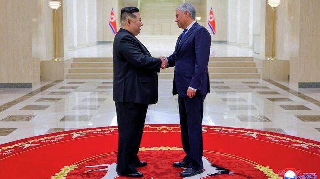 Председатель Государственной думы РФ Вячеслав Володин и председатель государственных дел Корейской Народно-Демократической Республики Ким Чен Ын во время встречи в Пхеньяне