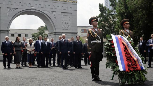 Председатель Государственной думы РФ Вячеслав Володин и депутаты Госдумы на церемонии возложения венка к монументу Освобождения в Пхеньяне