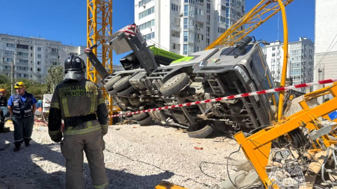 Обрушение строительного крана произошло в Севастополе - РИА Новости, 1920, 15.08.2025