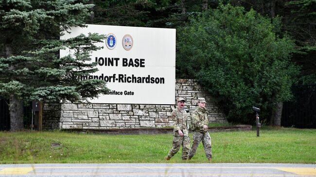 Военнослужащие у вывески военной базы США Эльмендорф-Ричардсон в Анкоридже