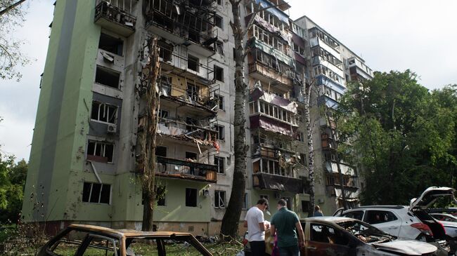 Последствия атаки беспилотника на жилой дом в Курске