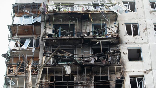 Последствия атаки беспилотника на жилой дом в Курске