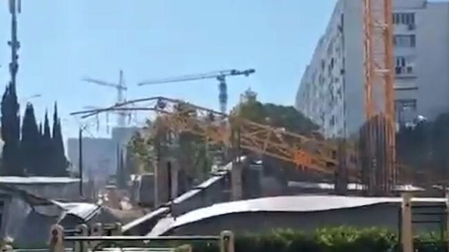 Рухнувший строительный кран в Севастополе