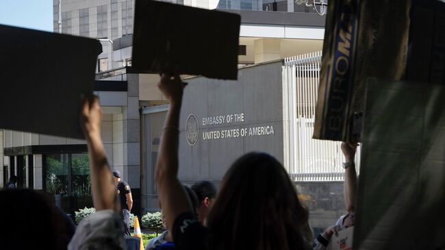 Митинг у здания посольства США в Киеве