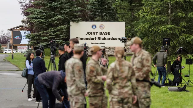 Американские военнослужащие у военной базы США Эльмендорф-Ричардсон в Анкоридже