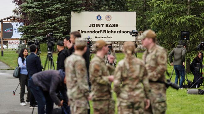Американские военнослужащие у военной базы США Эльмендорф-Ричардсон в Анкоридже