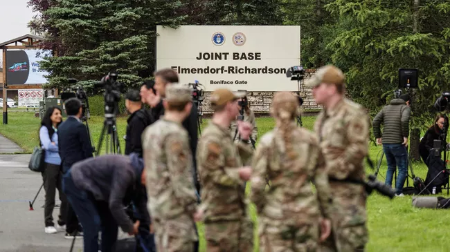 Американские военнослужащие у военной базы США Эльмендорф-Ричардсон в Анкоридже