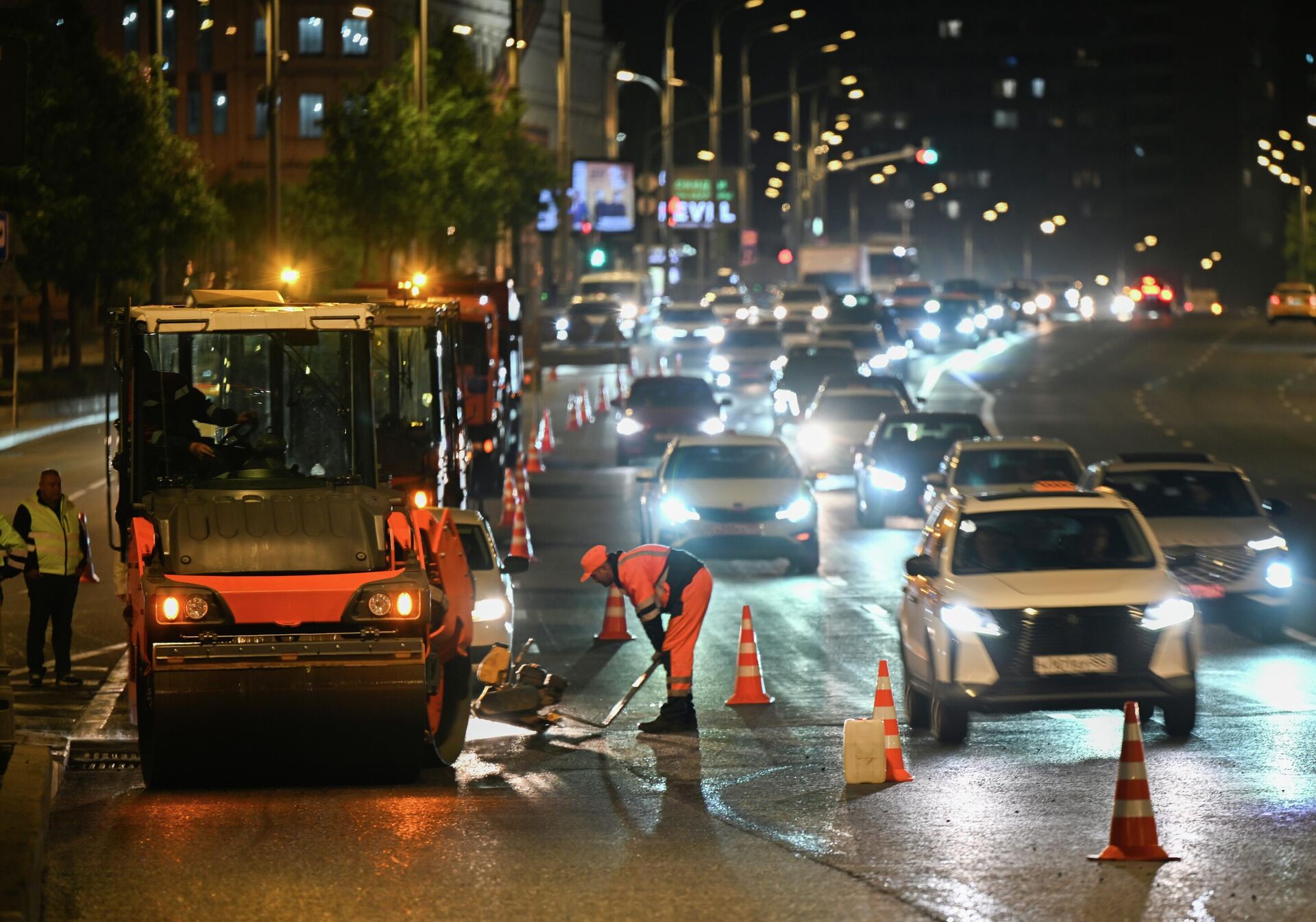 Замена асфальтового покрытия на Садовом кольце Замена асфальтового покрытия на Садовом кольце - РИА Новости, 1920, 15.08.2025