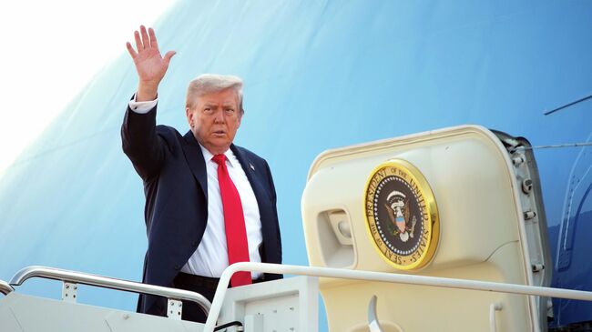 Президент США Дональд Трамп перед вылетом на Аляску