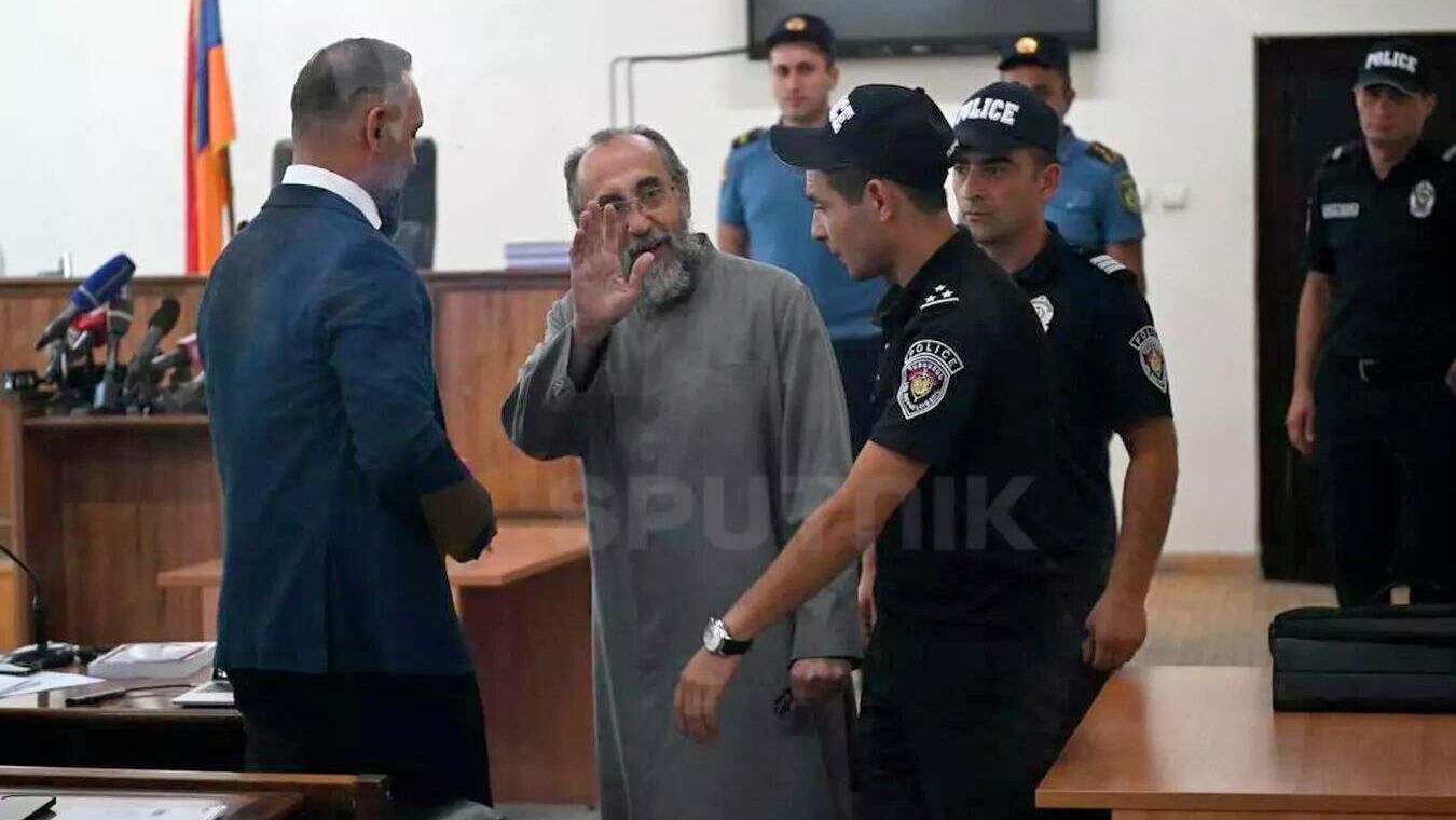 В Ереване начался судебный процесс по делу архиепископа Микаэла