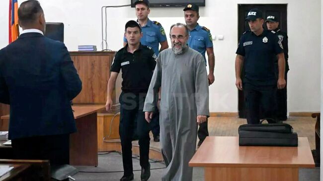 Архиепископ Микаэл Аджапахян в зале суда в Ереване Архиепископ Микаэл Аджапахян в зале суда в Ереване