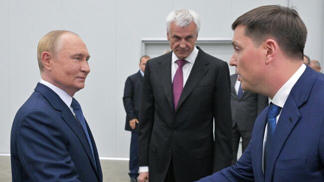 Президент РФ Владимир Путин во время посещения завода Омега-Си в Магадане