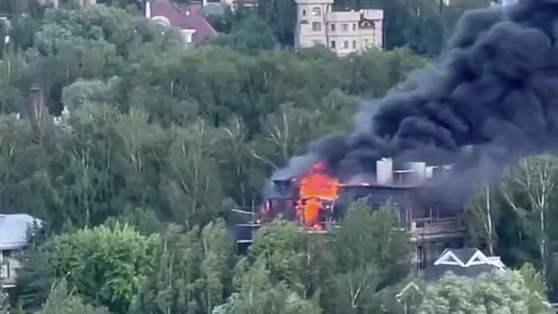 Пожар в коттеджном посёлке Береста в Подмосковье - РИА Новости, 1920, 15.08.2025