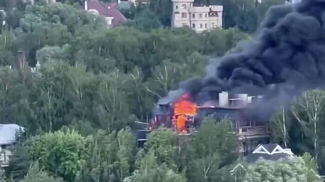 Пожар в коттеджном посёлке Береста в Подмосковье Пожар в коттеджном посёлке Береста в Подмосковье