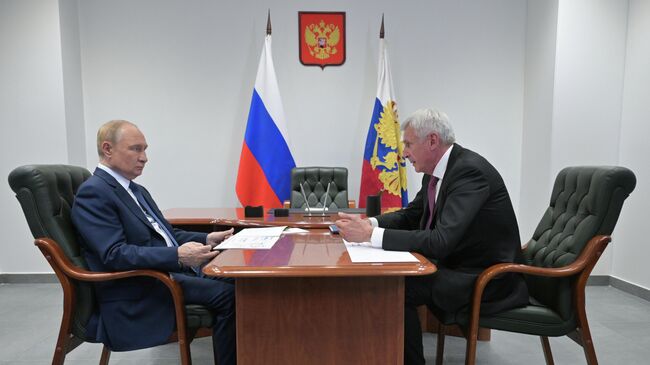 Президент РФ Владимир Путин и губернатор Магаданской области Сергей Носов во время встречи Президент РФ Владимир Путин и губернатор Магаданской области Сергей Носов во время встречи