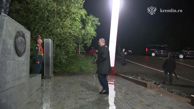 Путин возложил цветы к мемориалу Героям АлСиба. Кадры из Магадана