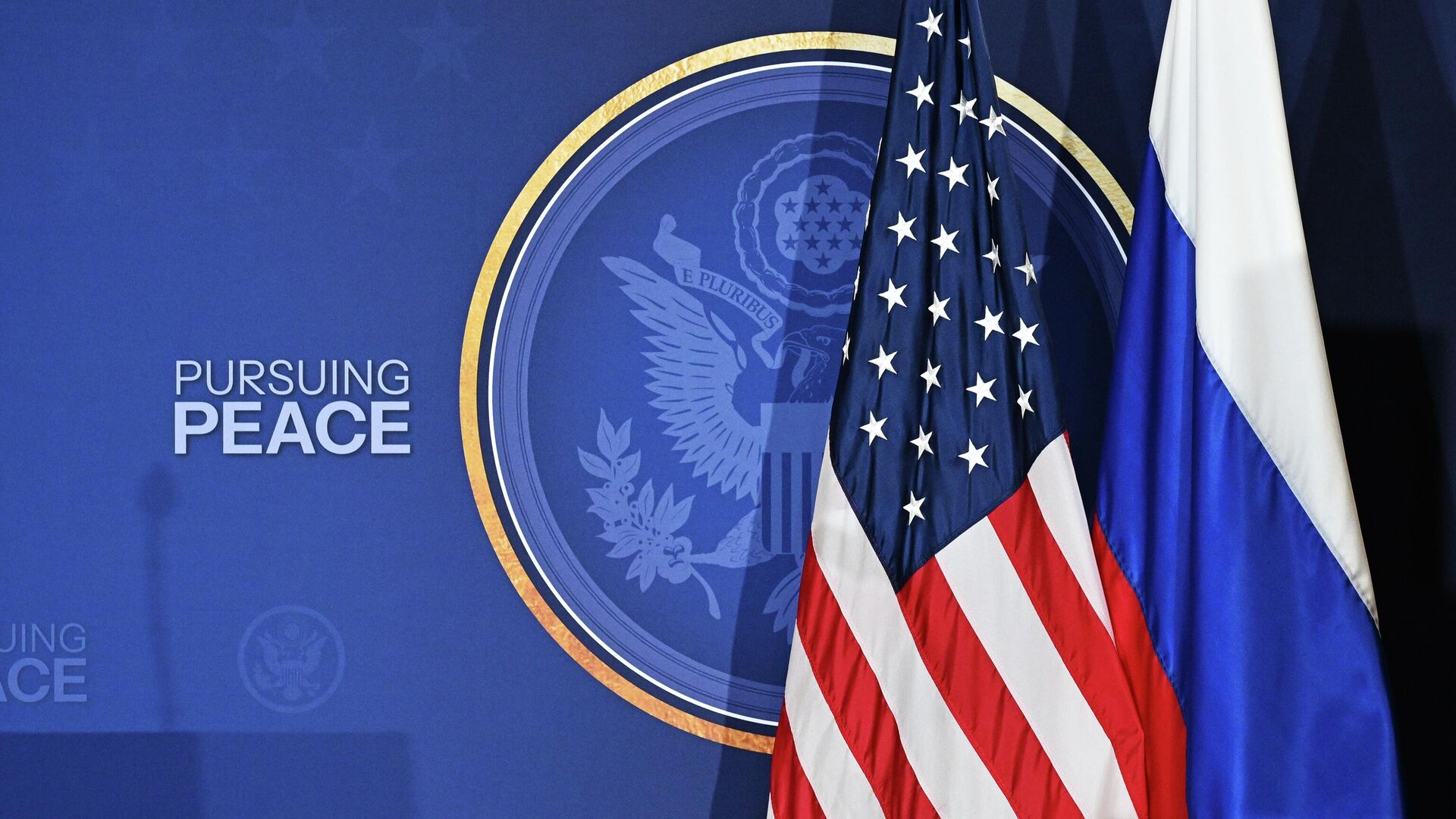 Флаги России и США - РИА Новости, 1920, 22.08.2025