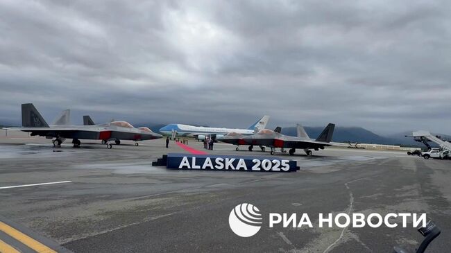 Кадры из Анкориджа, где приземлился президентский борт Трампа